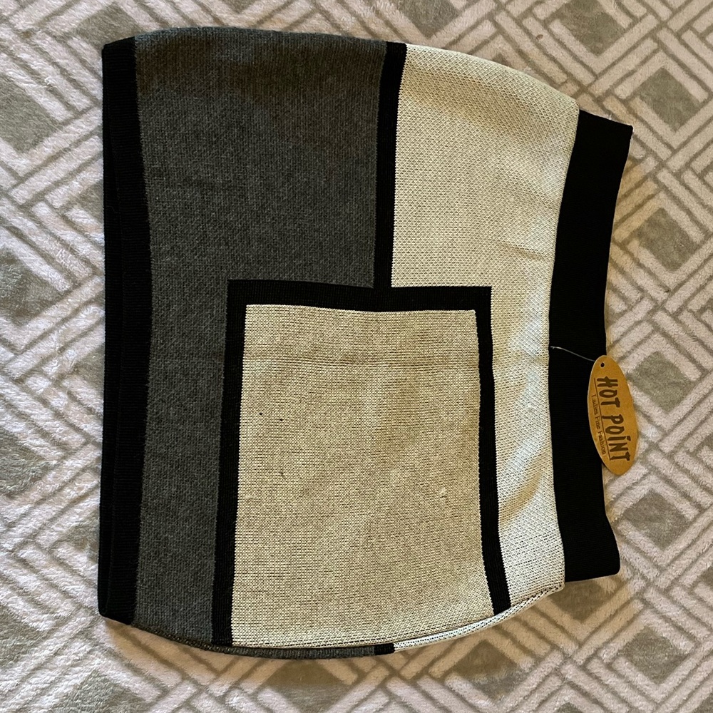 ✨Mix & Match: 2/$10, 5/$20✨ NWT color block bodycon skirt